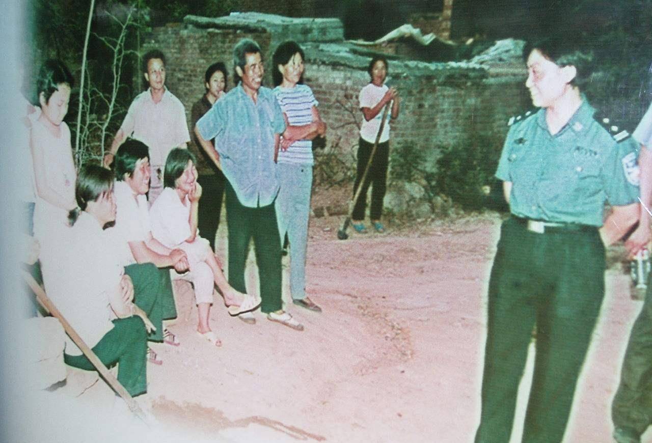 2001年,黑社会老大嚣张闯警局挑衅,任长霞桌子一拍:直接拿下_登封市