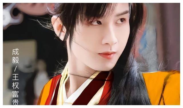 《英雄志》剧组,表面发文是在探班李一桐,但网友都明白他对成毅的青睐