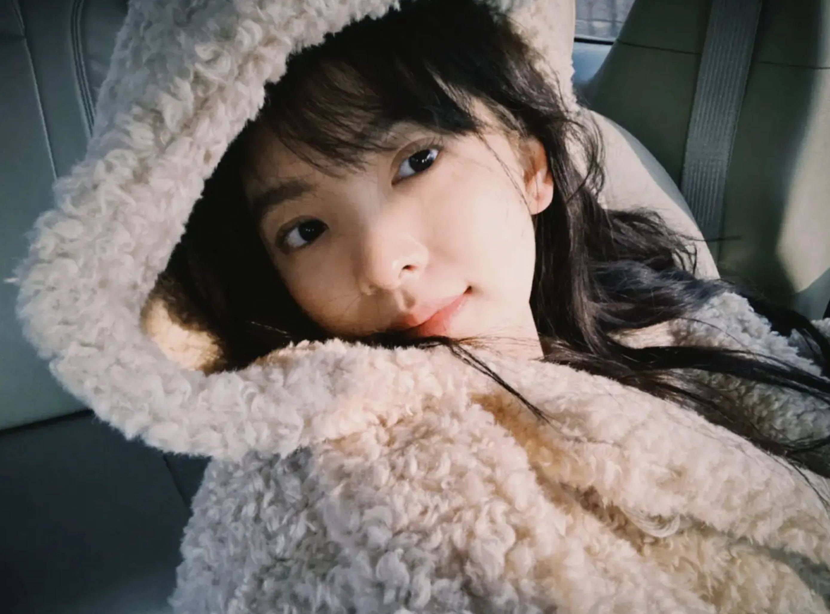 章若楠穿毛粒绒晒车内自拍 眨眼放电笑容灵动迷人_一面_画面_外套