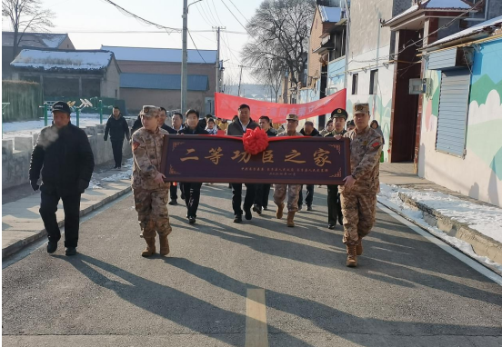 慰問組來到長子縣宋村鎮董村,狹長的街道內早早擠滿了前來祝賀的街坊