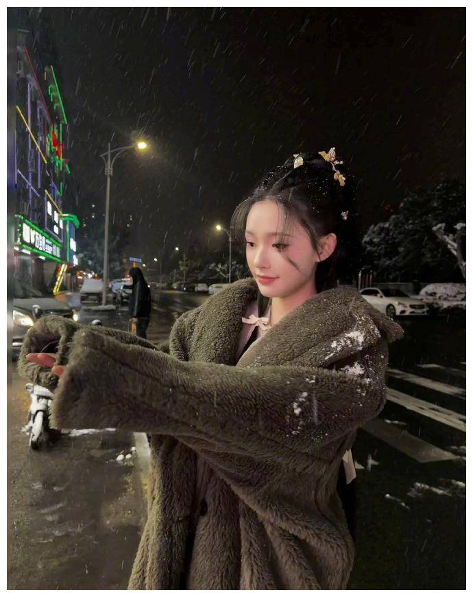 鞠婧祎,林允,李沁,陈都灵大雪中玩嗨了!
