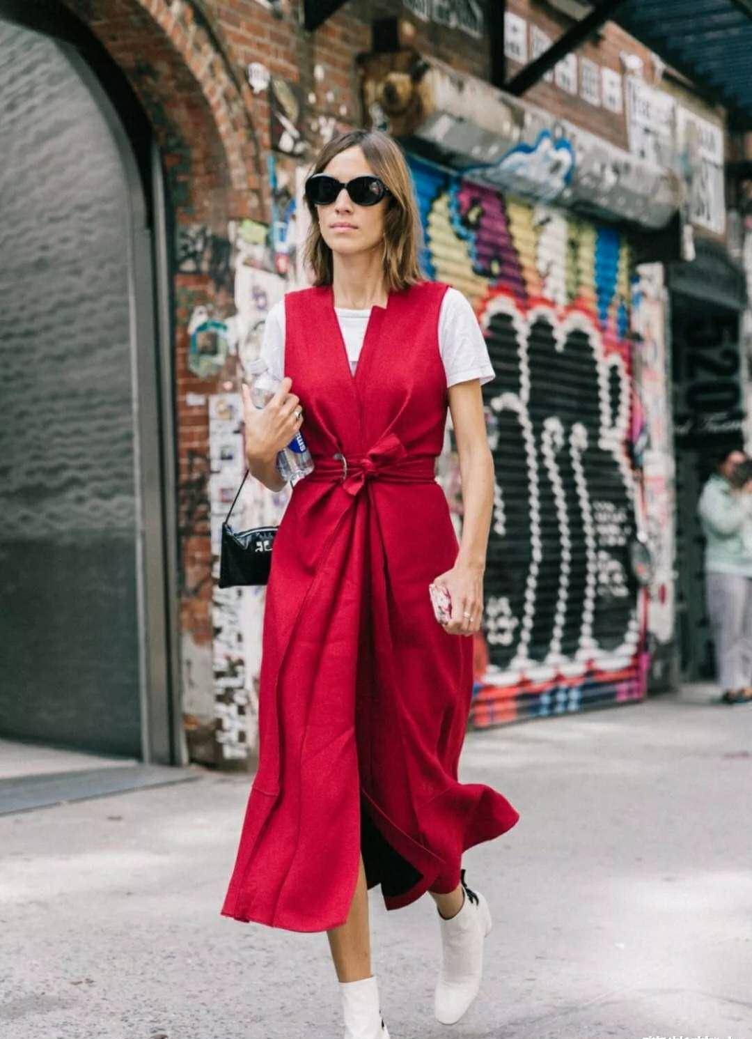 大面积的红色很考验穿搭,八分红色两份白色没有全红的冲击,白色的清爽