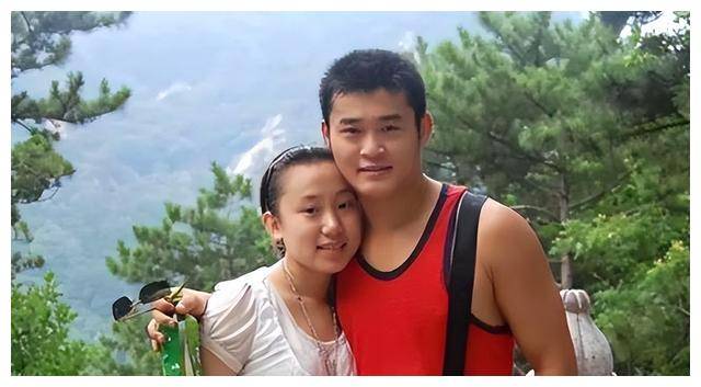 赵本山的徒弟小鹏飞,租了3艘豪华游艇,向王金龙的前妻丫蛋求婚_婚姻