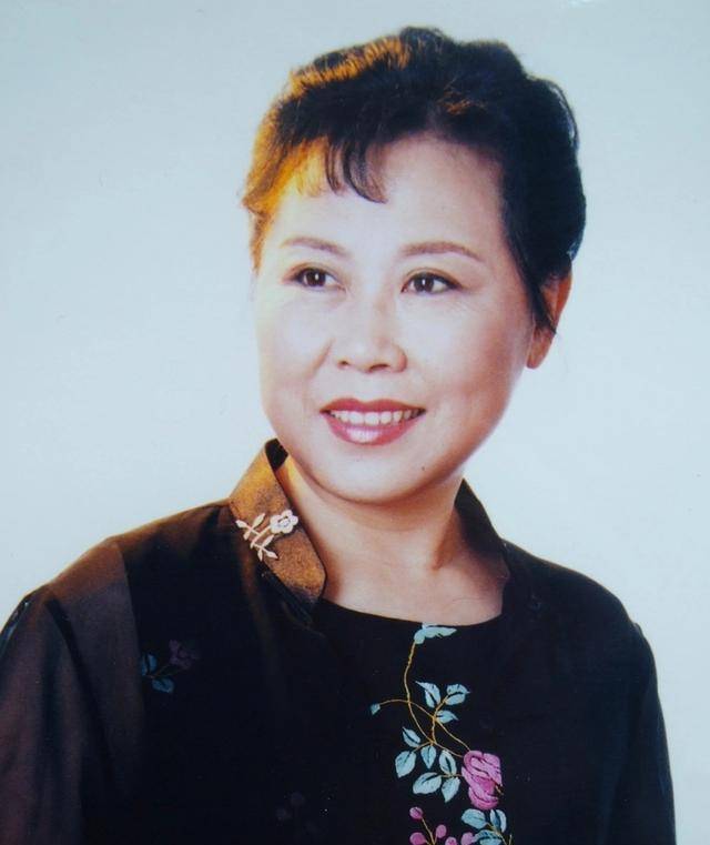 歌唱家卞小贞 嫁高情商丈夫 照顾脑瘫儿无怨无悔 如今孙子已成研究生