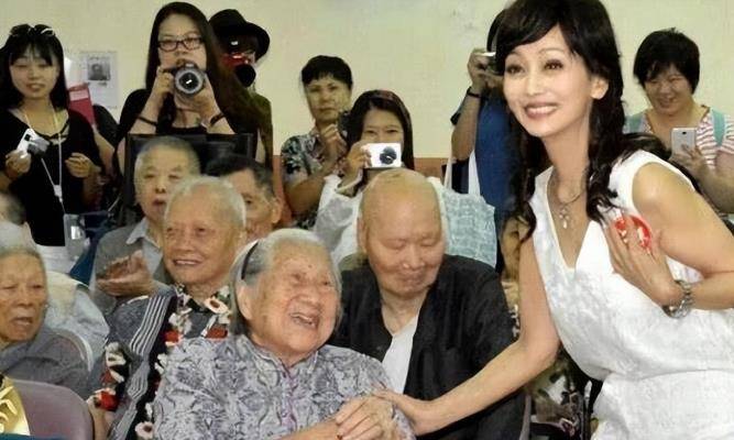 60多岁的赵雅芝去养老院慰问,明明是同龄人,看着却像祖孙.