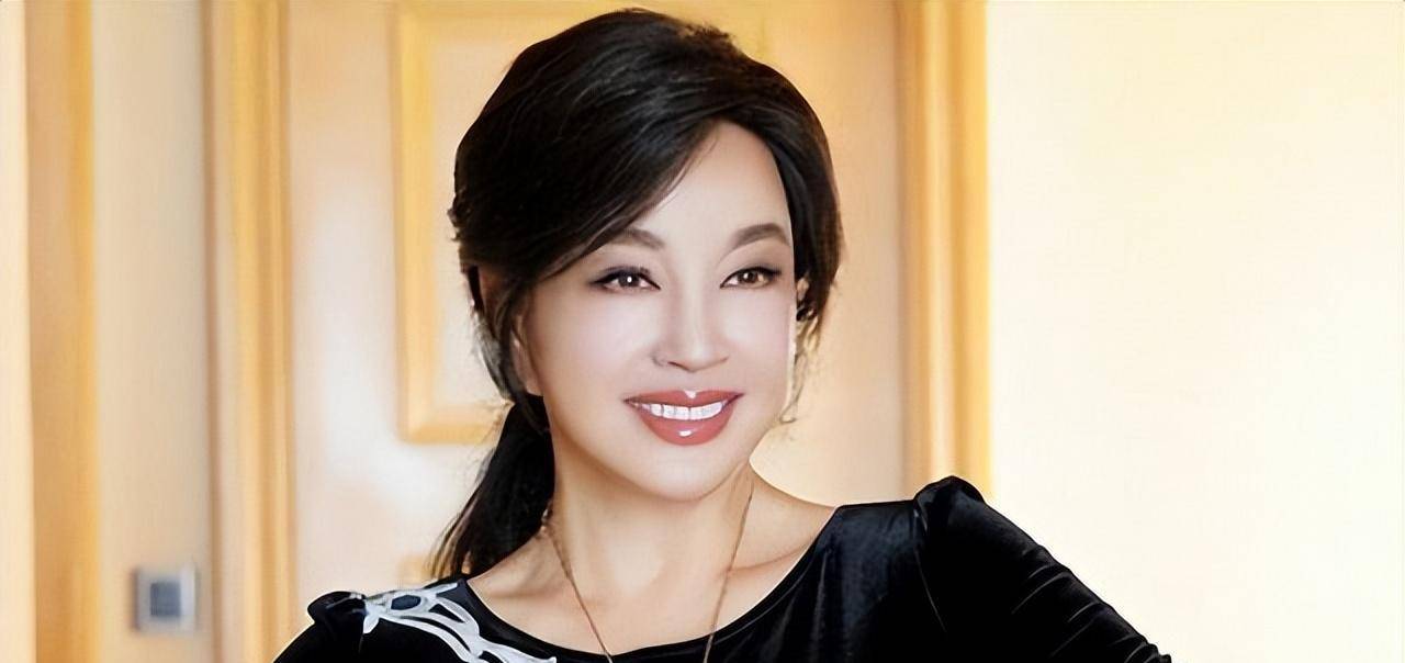 参考资料:抖音百科-刘晓庆红星新闻《刘晓庆直播卖字一字千金,书法家