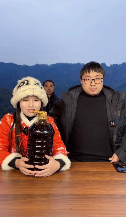 湘西冬宝直播带货现场刘薇和冬宝起争执,冬宝妹妹替哥哥直播_刘总