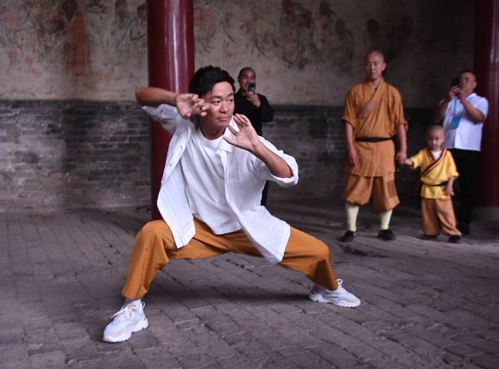 李连杰携利智露面,扎起小辫戴眼镜,面容苍老引争议_少林寺_武术_电影