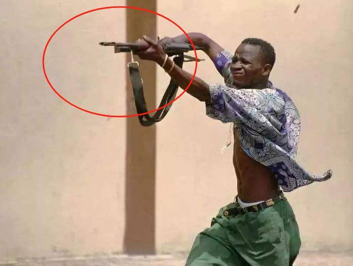 为什么非洲民兵喜欢将ak47举头上扫射,不怕打不准?_射击_姿势_目标