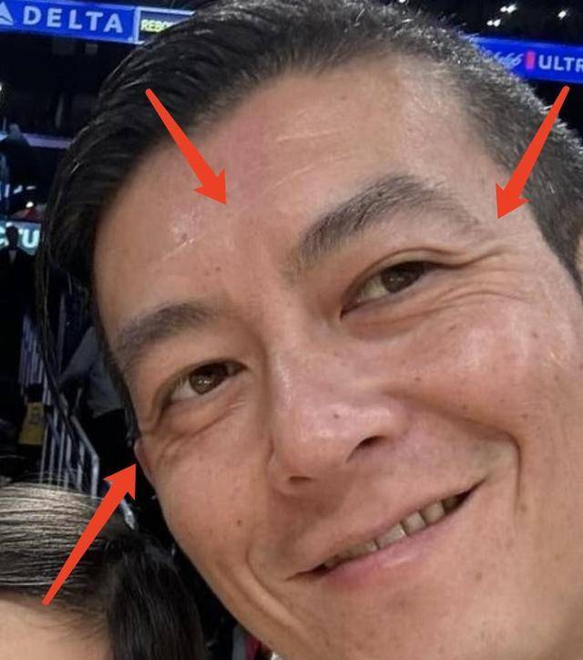 陈冠希晒一家三口看nba,无滤镜下皱纹抢镜,6岁女儿颜值气质瞩目_生活
