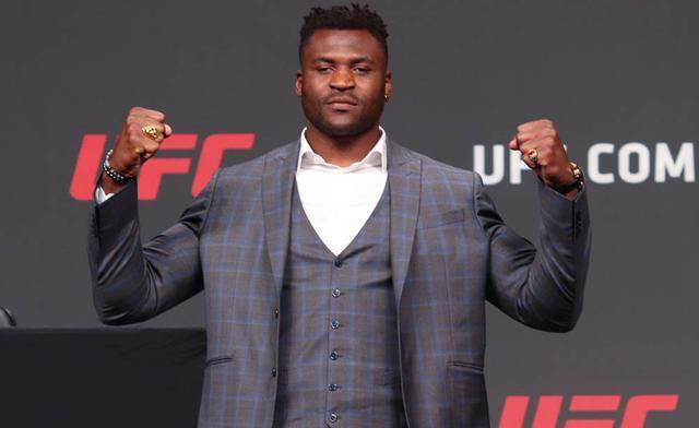 弗朗西斯纳干诺在第三回合首次击倒了泰森富里,随后比赛陷入胶着状态