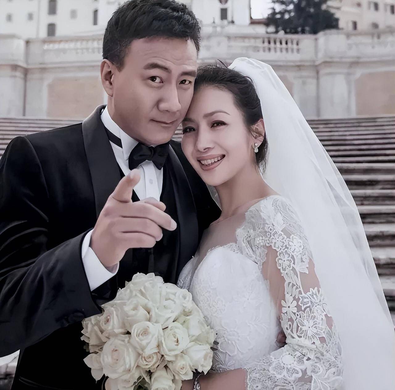 硬汉胡军:16瓶啤酒喝出爱情,与卢芳相恋23年,柔情与浪漫依旧_女孩子