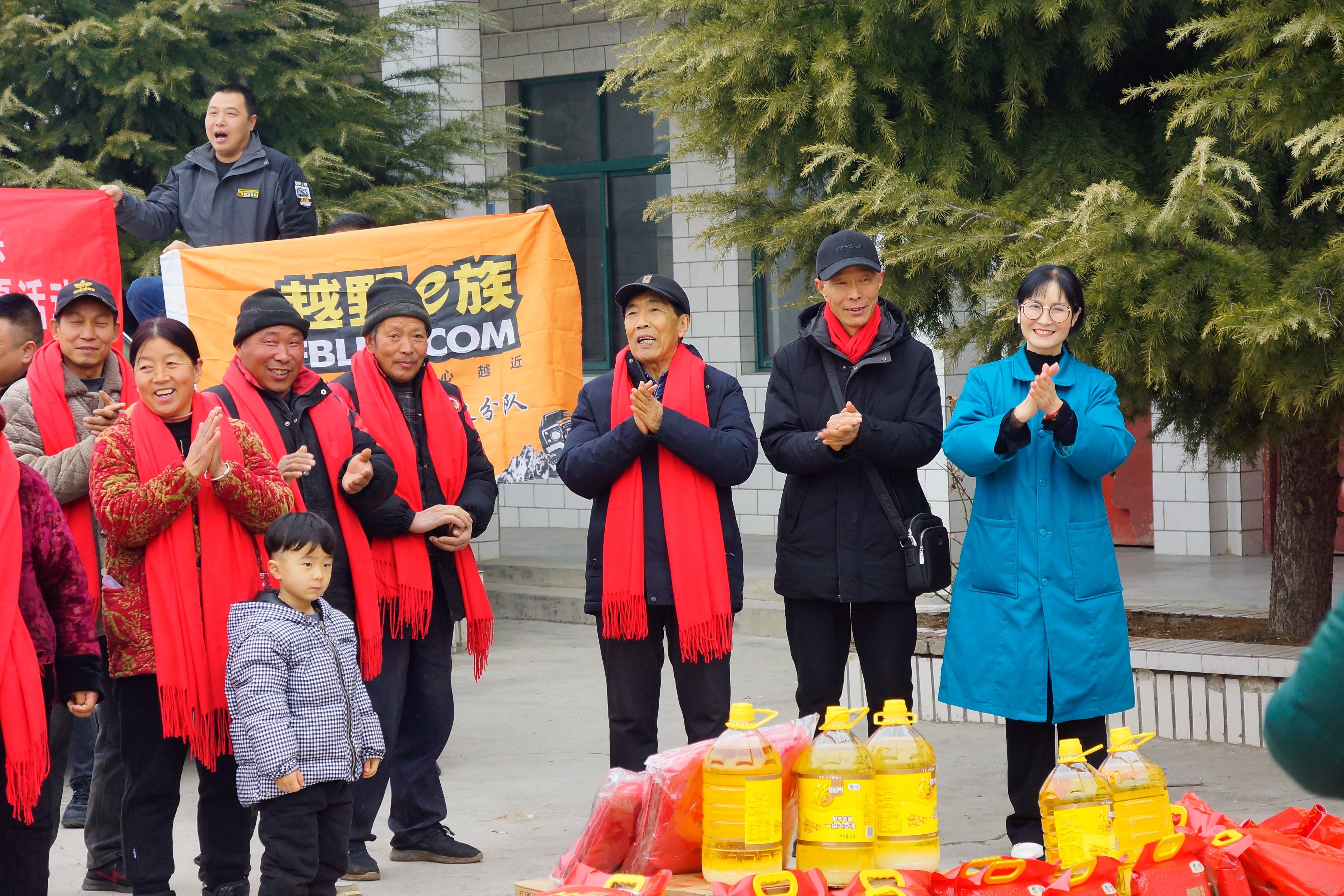 把文艺演出和欢乐送到送到基层,送进乡村,送到村民家门口,满足人民
