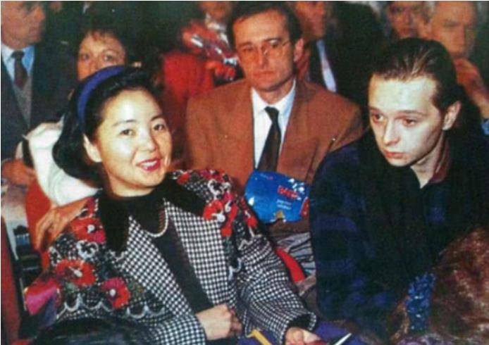 邓丽君:爱过5个男人,42岁与27岁国外男友订婚,风光背后有泪水_林振发