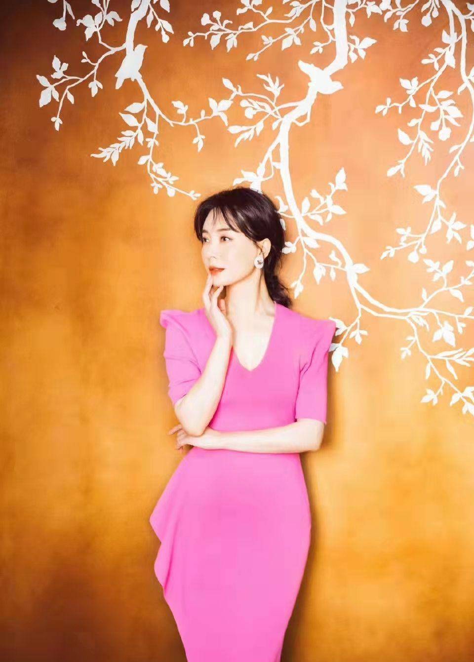 陈数凭气质美出圈,大胆挑战"少女粉",看着减龄又知性,太惊艳_粉色