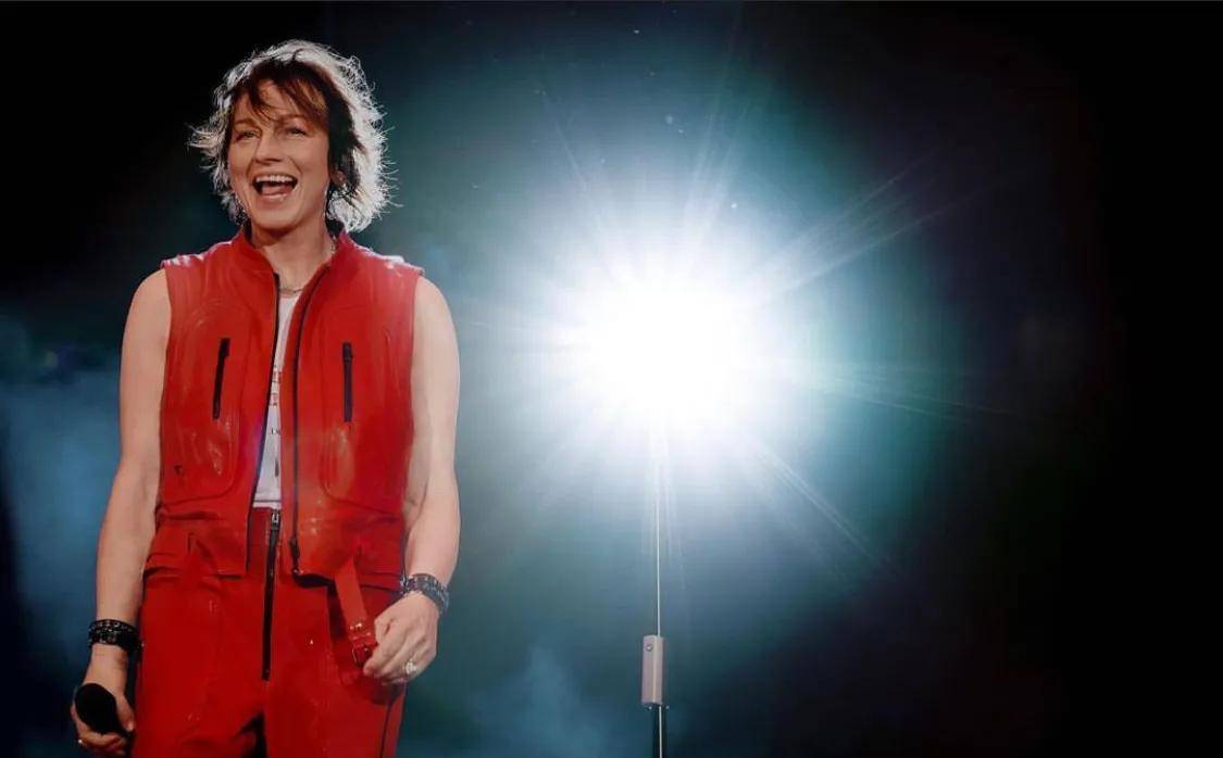 1990年,双性恋摇滚女歌手烟嗓唱响《意大利之夏》,56岁高龄产女