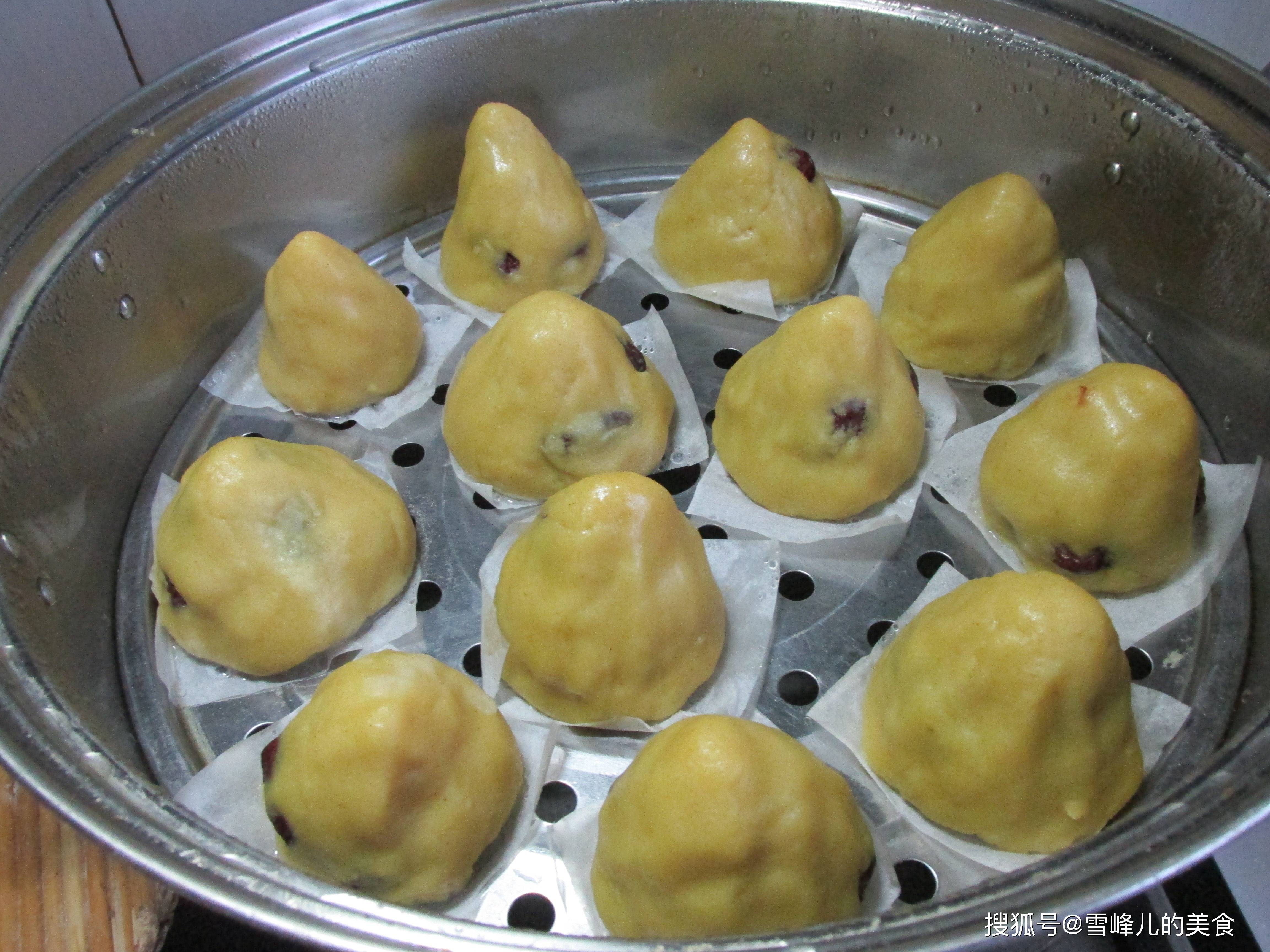 大黄米年糕的做法:食材:黏黄米面适量,红枣适量.