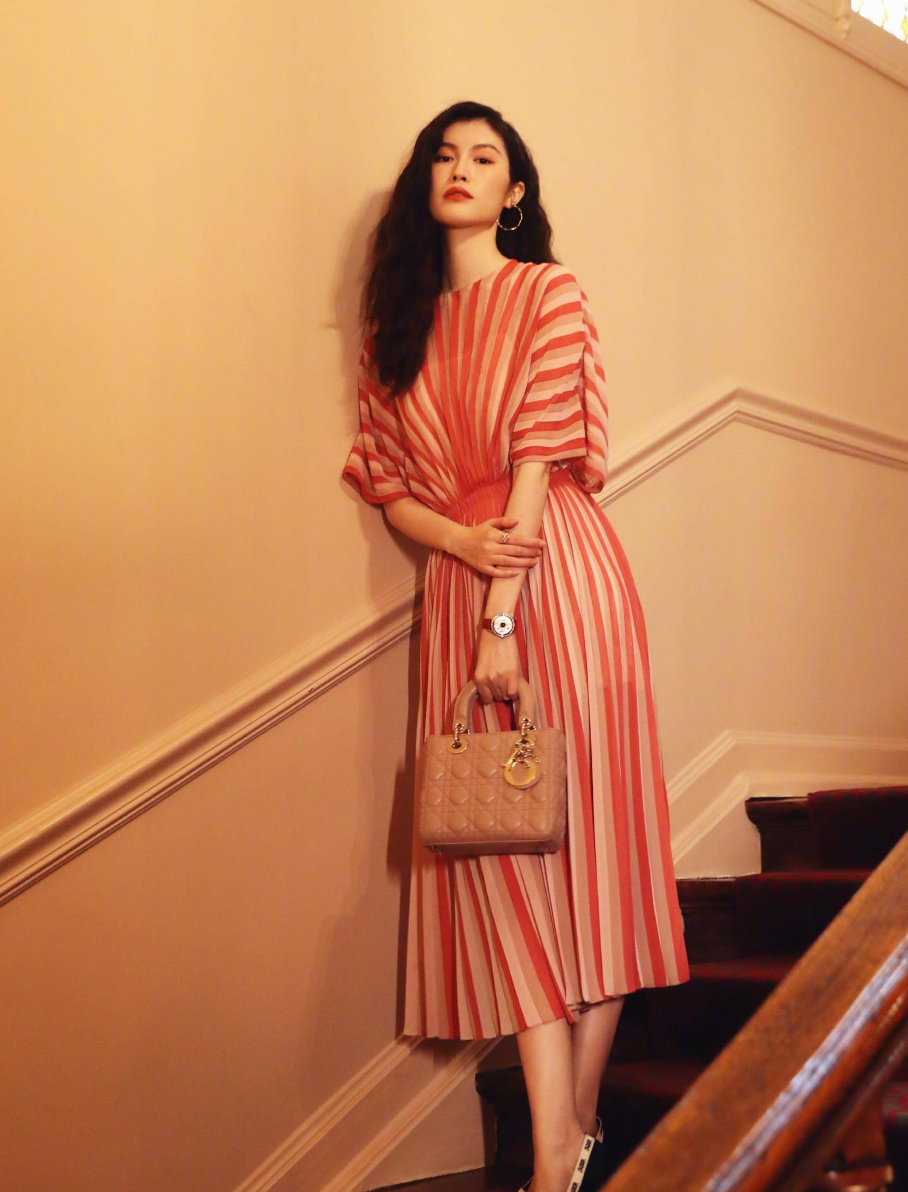 超模也不过如此,何穗走红毯用尽手段,不息利用身材来