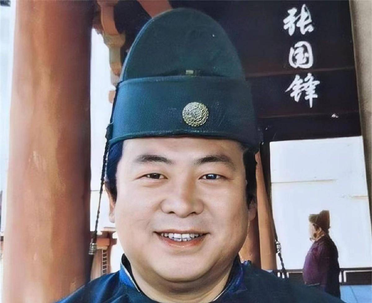逃犯吉世光:改姓名闯荡演艺圈13年,因演技好被抓,出来后做网红_父亲