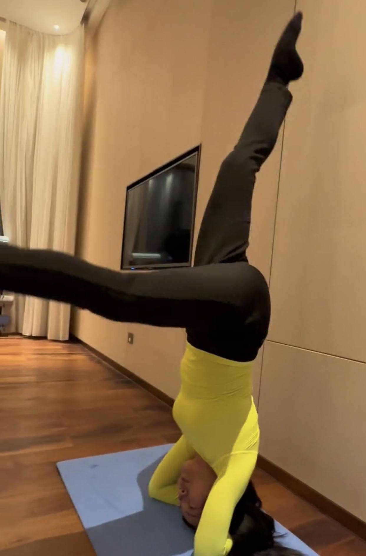 49岁主持人周群晒豪宅内景,倒立不靠墙身体笔直,半空劈叉太轻松_动作