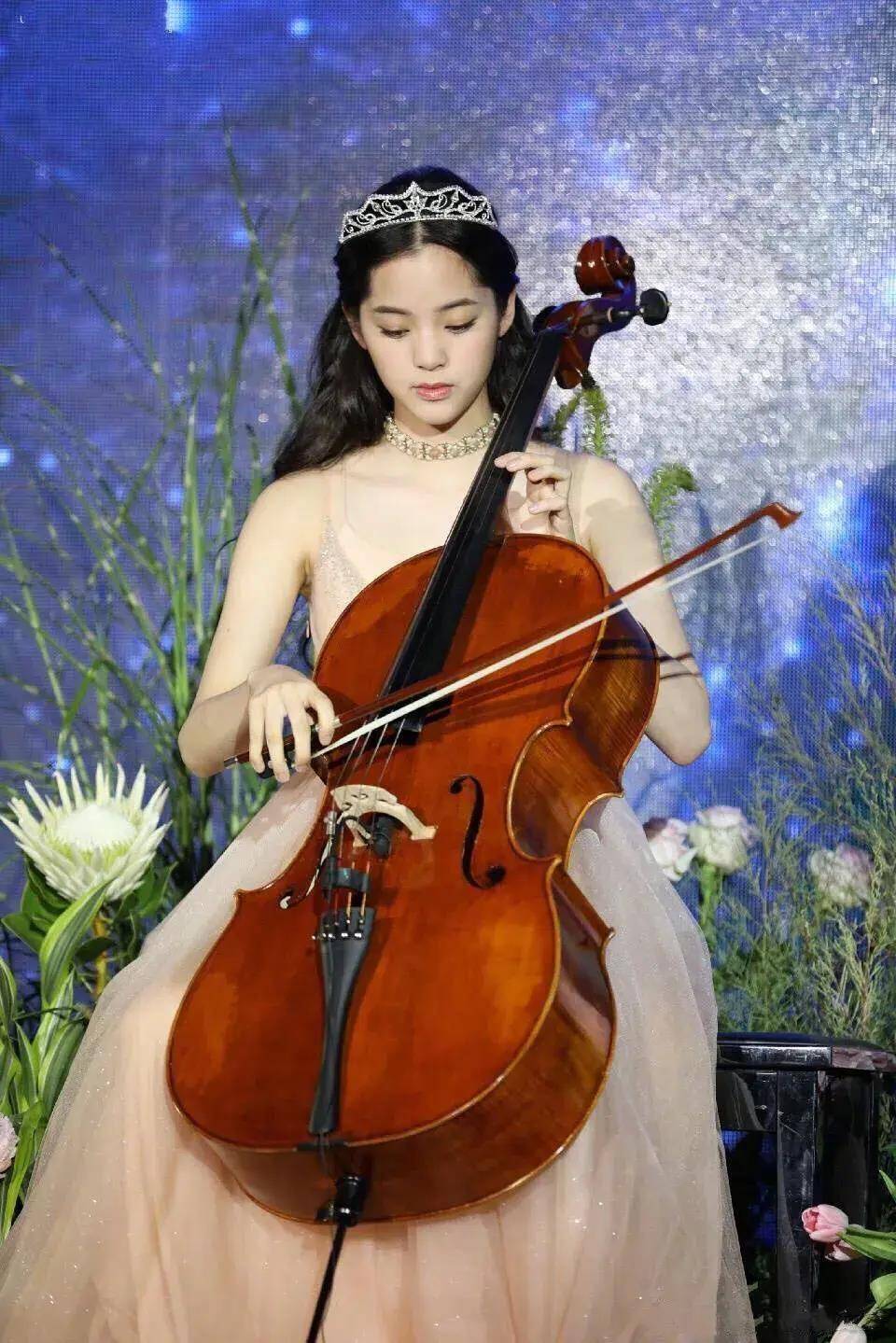 欧阳娜娜:从天才大提琴家到多栖巨星,她的故事激励着无数年轻人