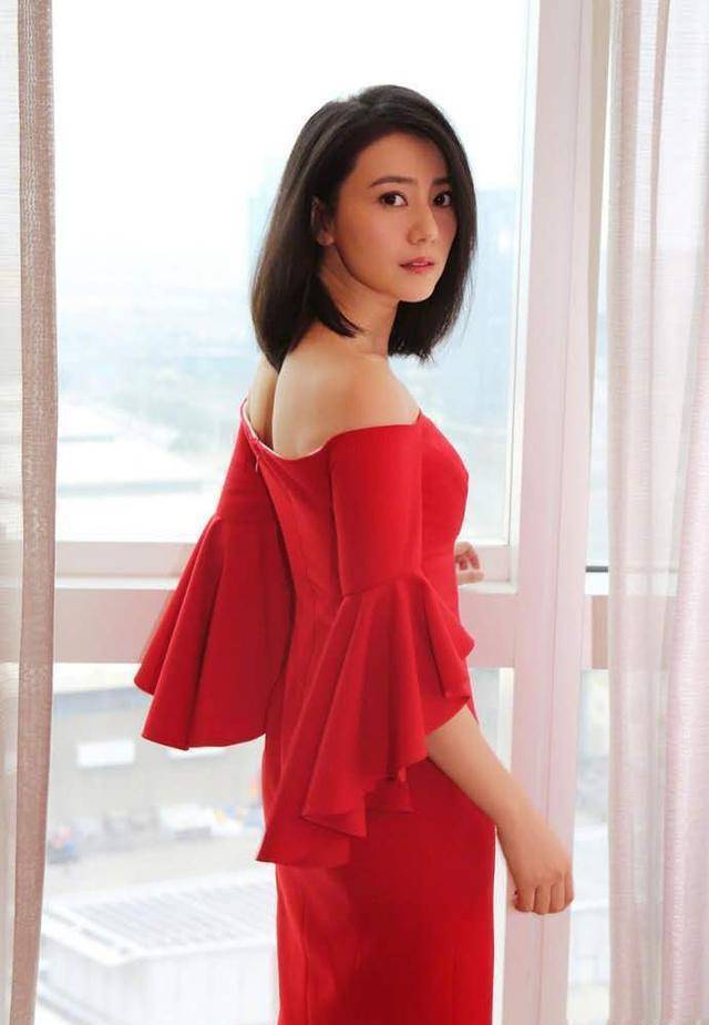 高圆圆现身郑州商场代言,皱纹横生太真实,穿素色衣服大妈感十足_活动