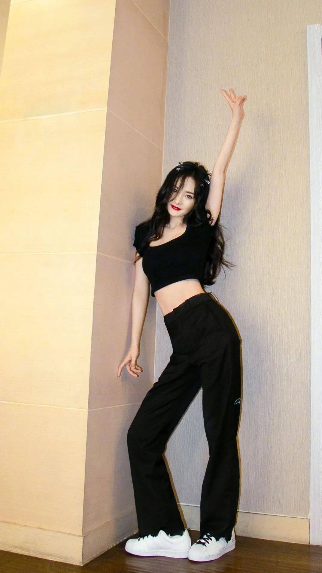 35岁杨幂晒瑜伽照,完美身材不似中年大妈!_米姐_身体_漫画