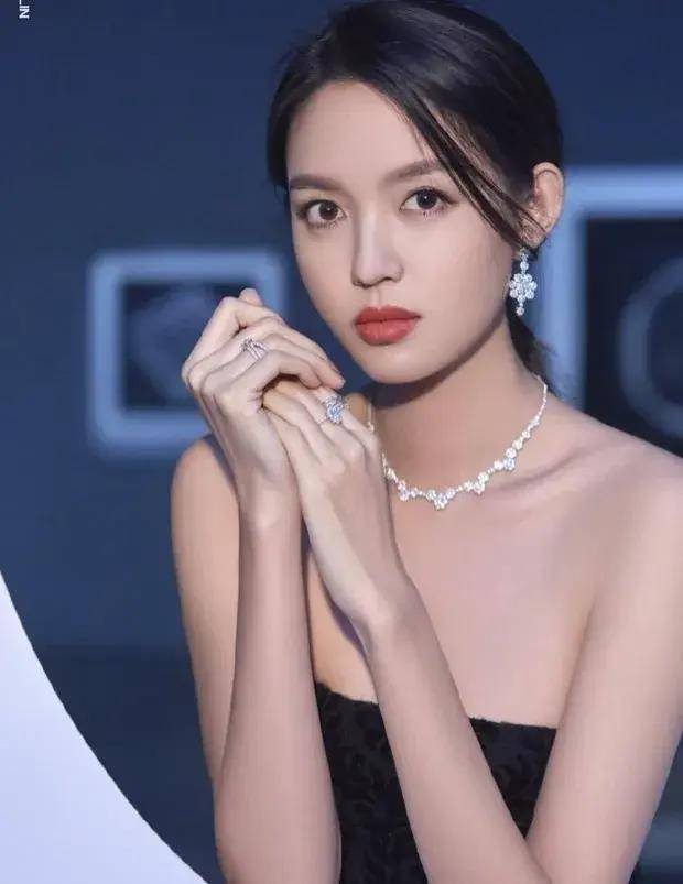 世界第一美女,真人美过李嘉欣,拒嫁30亿豪门,却嫁给了他_张梓琳_生活