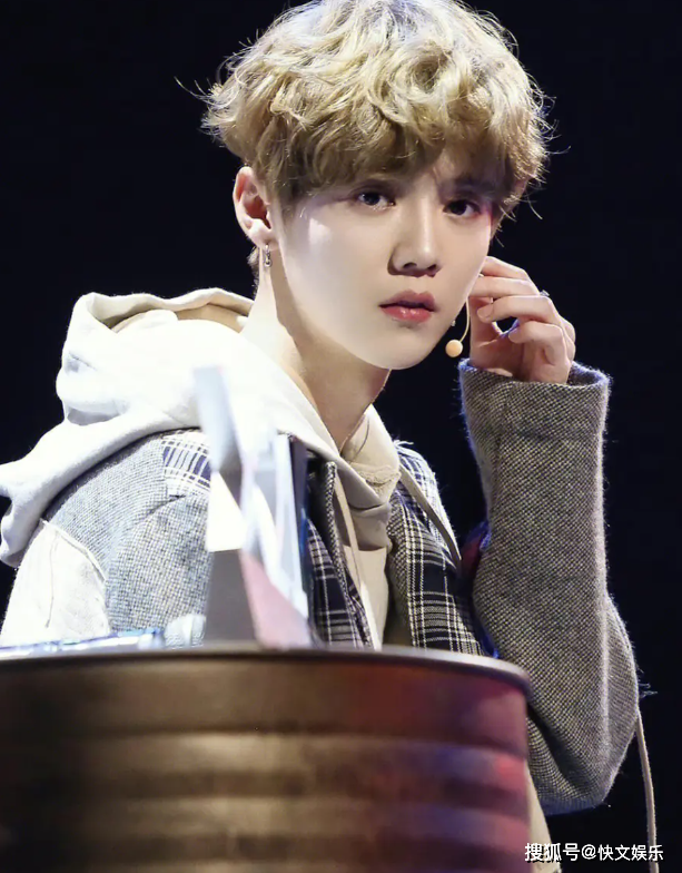 34岁鹿晗现身北京机场!