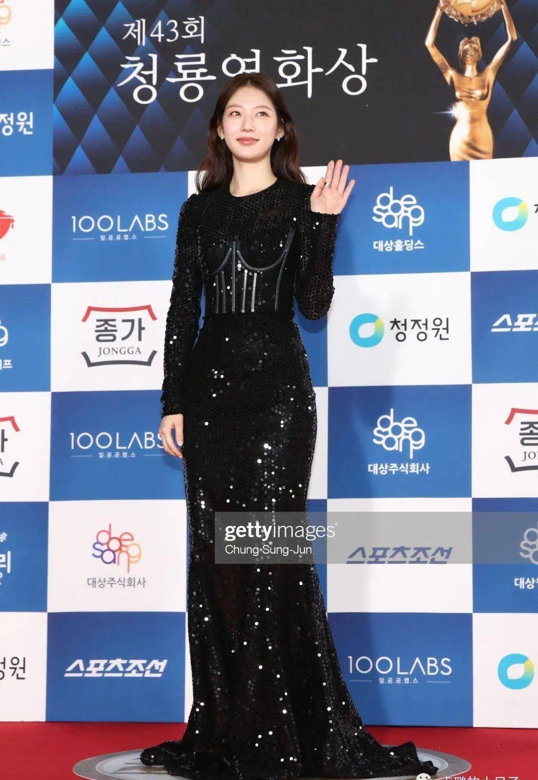 43岁汤唯"杀"疯韩国电影界,再获青龙奖影后,她凭