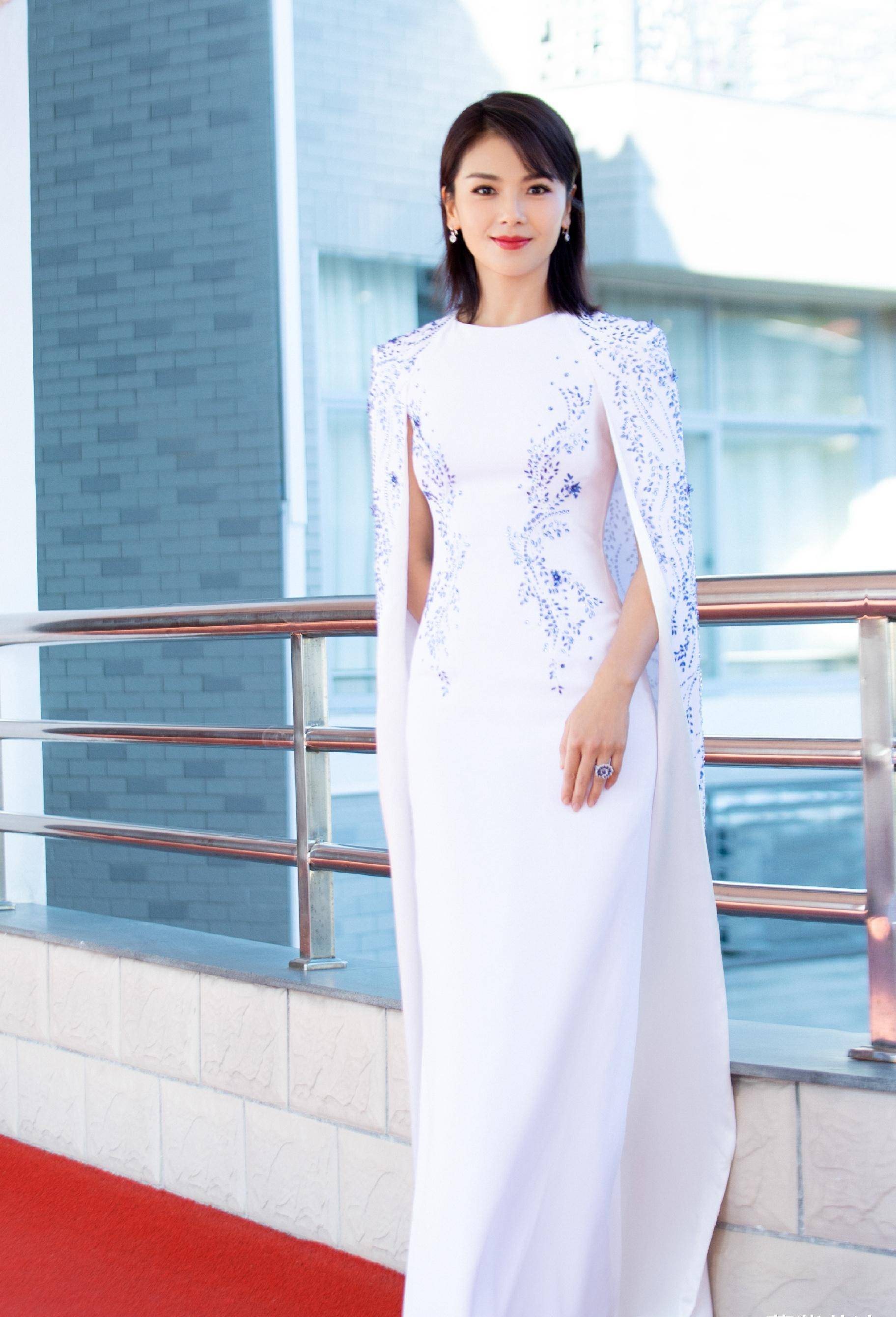 即使是一件白色的裙子,刘涛也能穿出霸气,这不仅仅是因为自身的气质