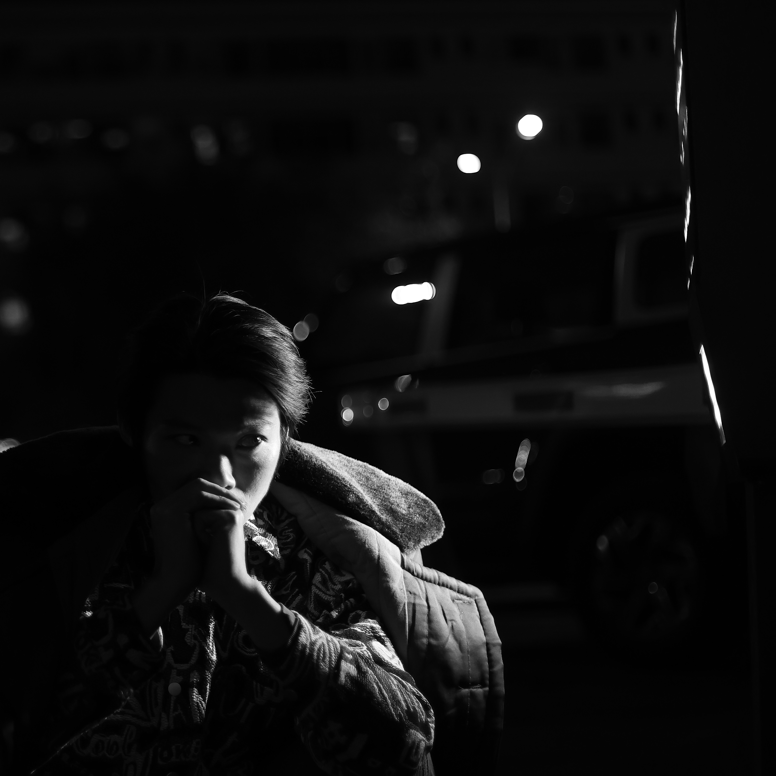 易白作曲献唱:诗歌改编流行歌曲《抱紧我深圳》上线