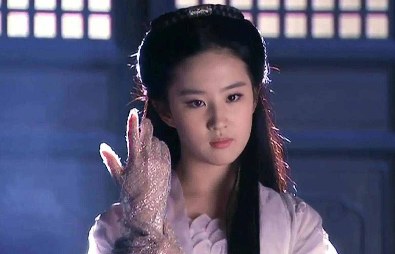 同样扮演过小龙女的刘亦菲,在06版《神雕侠侣》中的白绫打戏也是极具