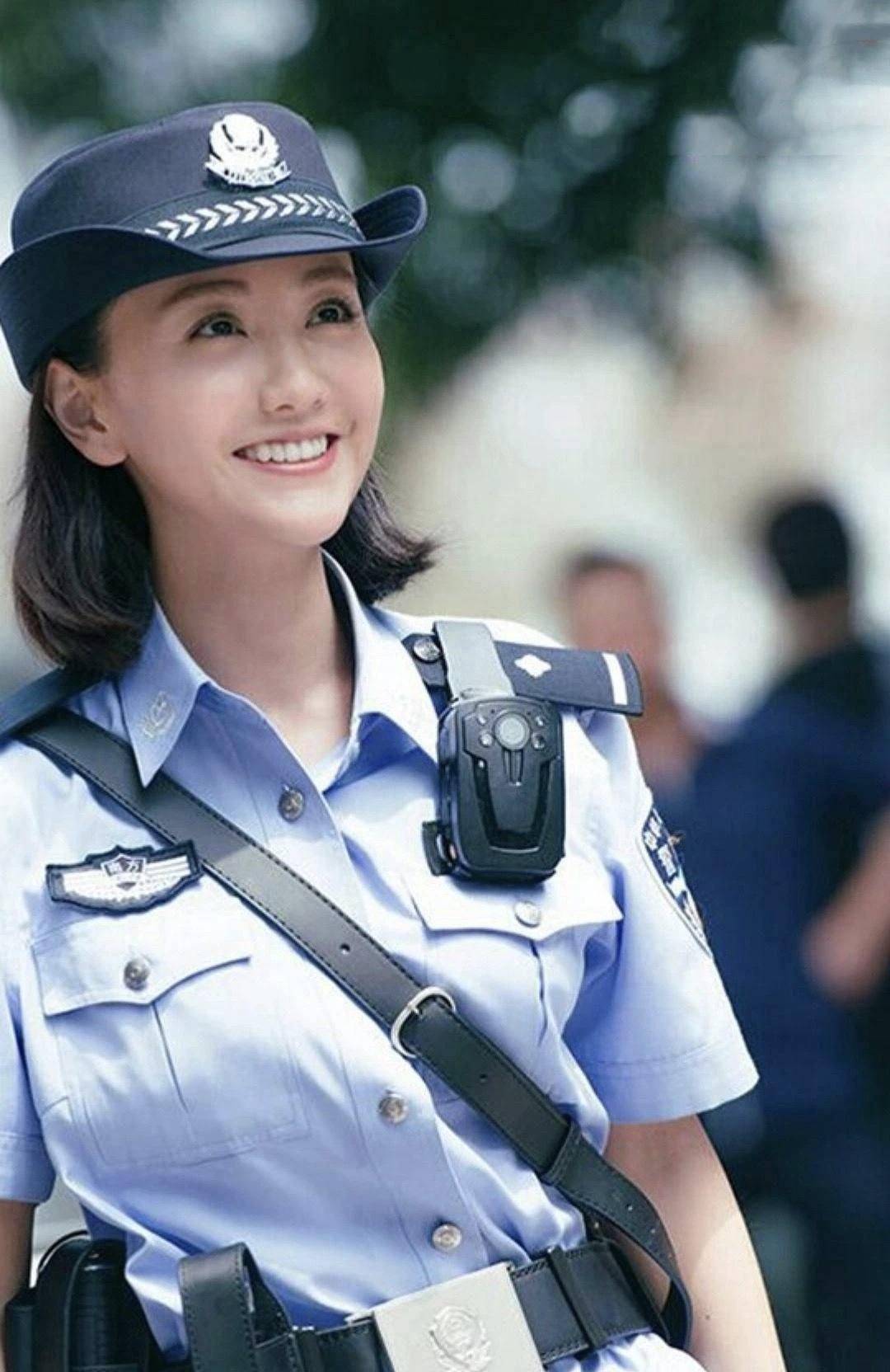 而她在电视剧《警犬来啦》中饰演的女警,跟其他女星的画风也不太一样