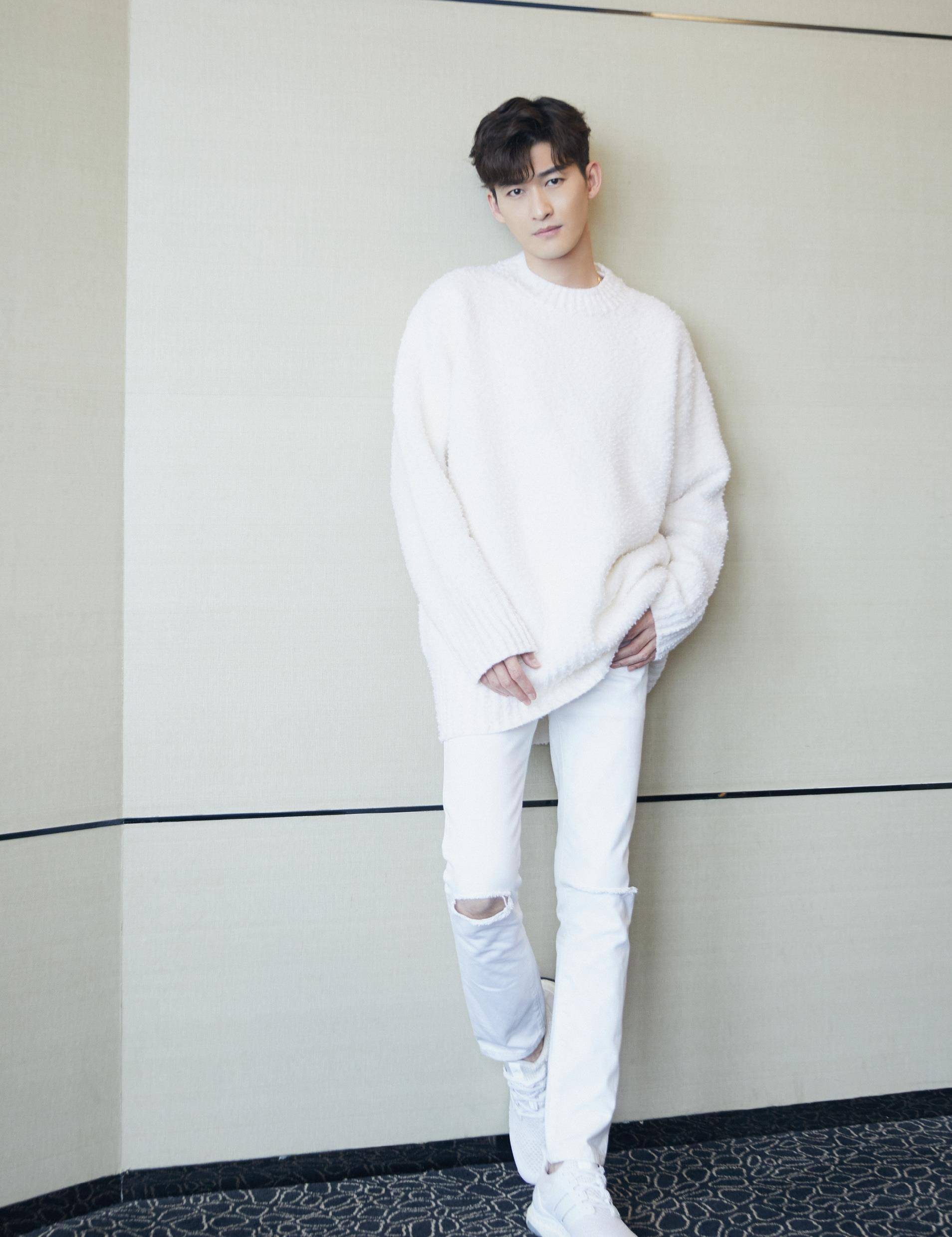 从曾经的流量男星到现在的无戏可拍,张翰的星途可谓是一片坎坷,如今也