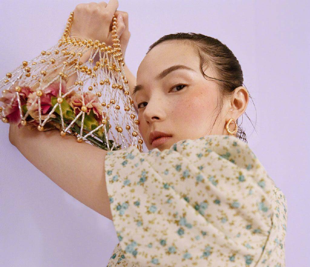 雎晓雯代言硬照,一身金色亮闪套装裙出镜,搭配眼妆