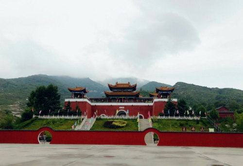 王母山风景区位于石家庄市区西北,是一处以山峦叠嶂,翠绿山川为特色的