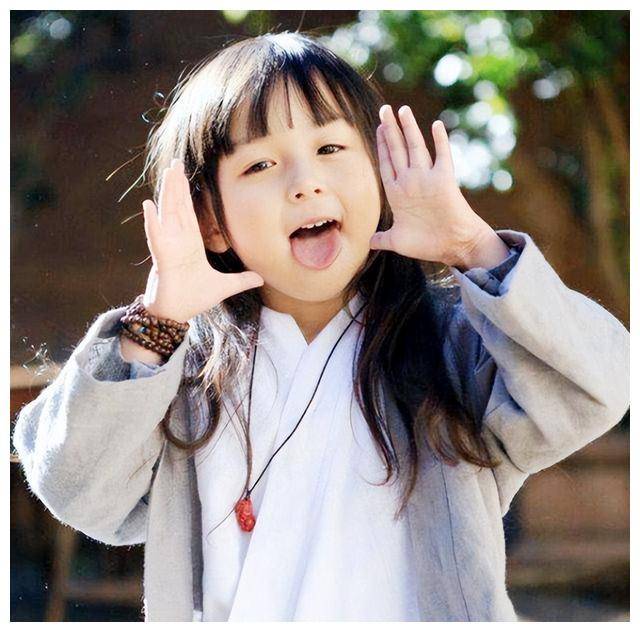 2岁童星刘楚恬出道就年入百万,面容甜美却遭整容禁忌,如今怎样_父母