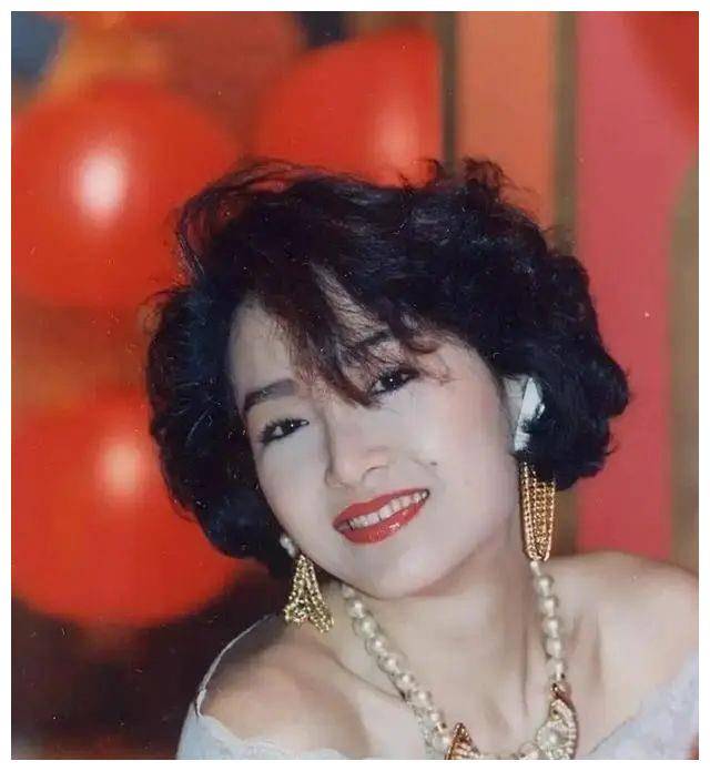 一婚被骗,二婚遭万梓良背叛,晚年女儿公开出柜,她也太惨了吧_恬妞