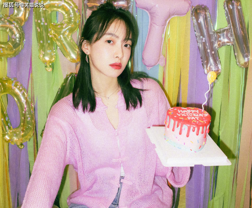 宋茜晒照庆贺37岁生日:粉色毛衣好清新,怼脸自拍状态佳!