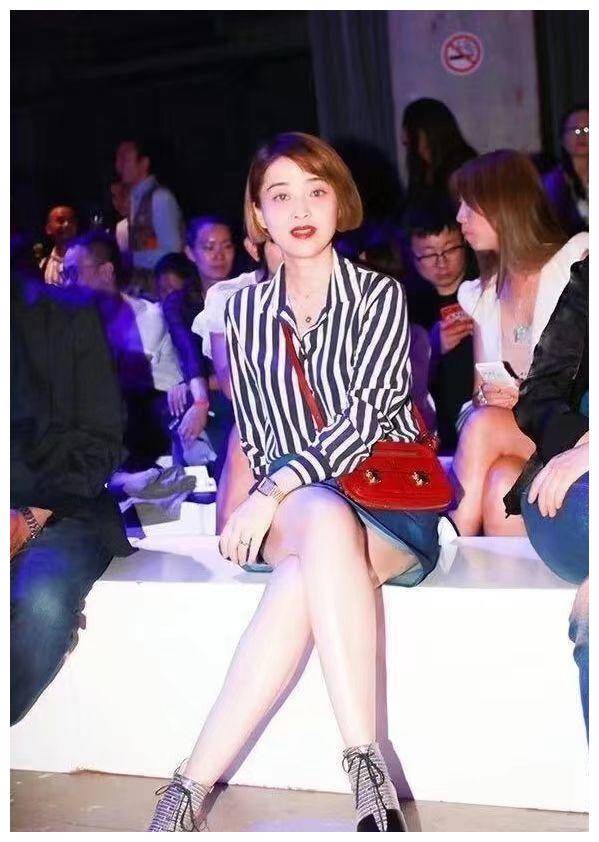 48岁梅婷新剪了波波头年轻15岁,穿毛衣 阔腿裤,美得像换了个人_显得