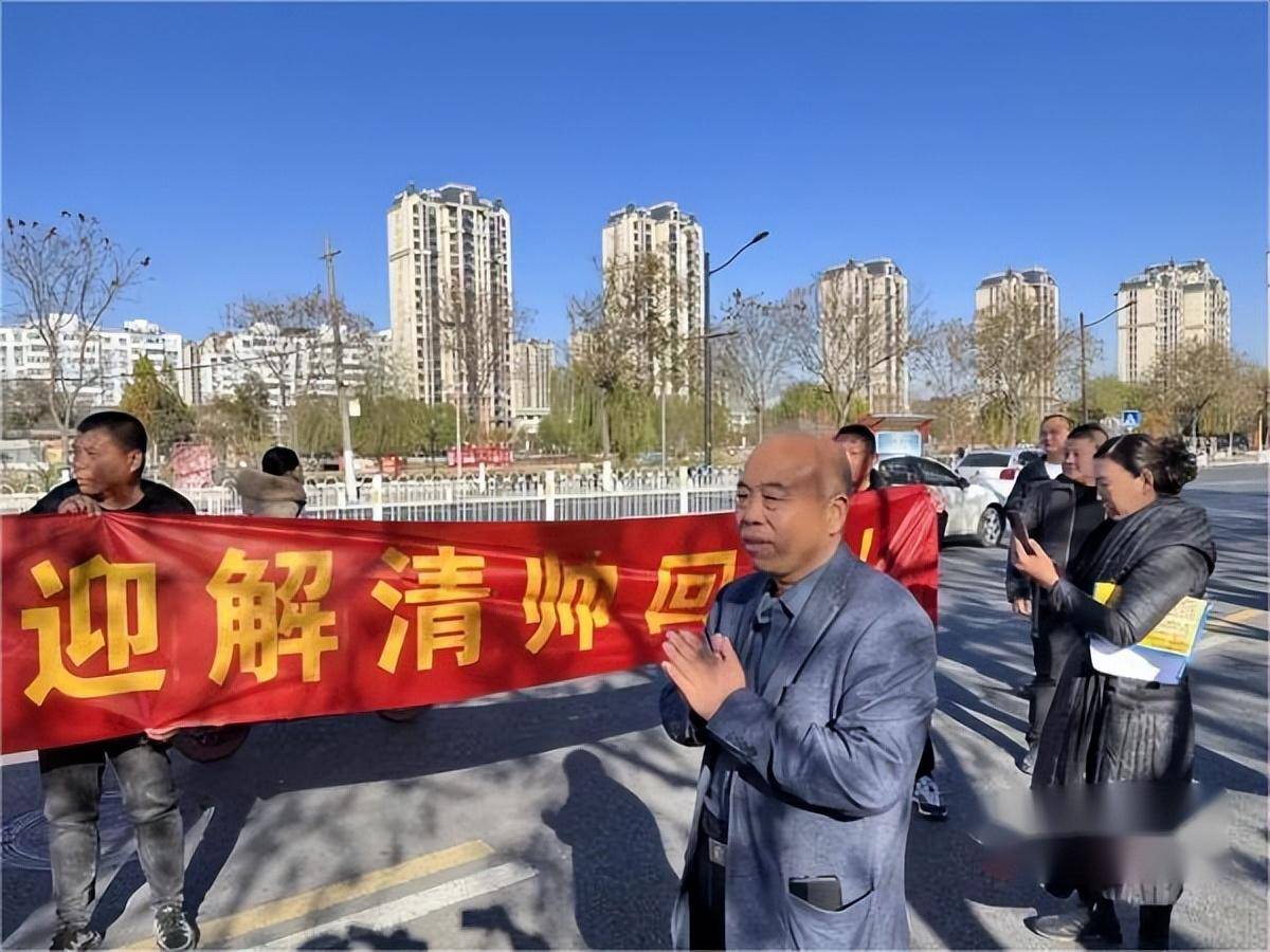 被拐25年,父亲创业成为亿万富翁,父子终于相认,见面礼