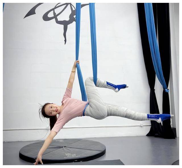 24岁林妙可近照曝光,晒复古写真名媛范儿足,脸上婴儿肥抢镜