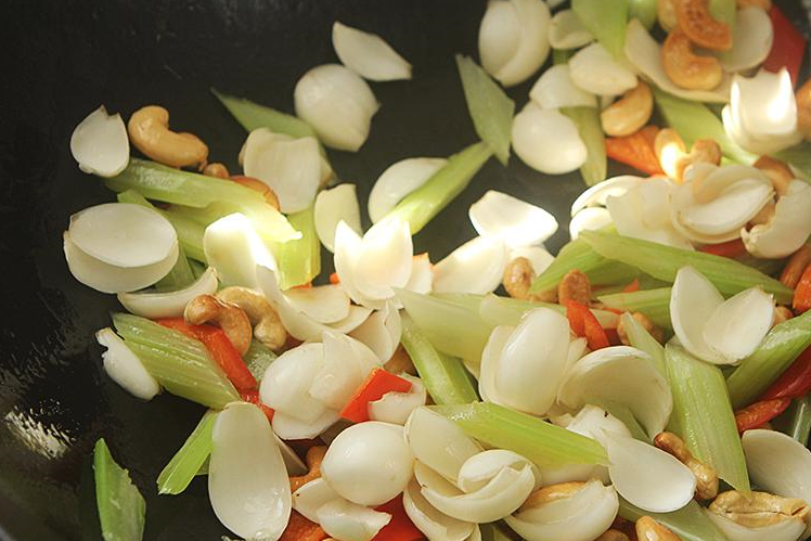 腰果_西芹百合_放凉