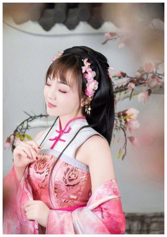 24岁林妙可近照曝光,晒复古写真名媛范儿足,脸上婴儿肥抢镜