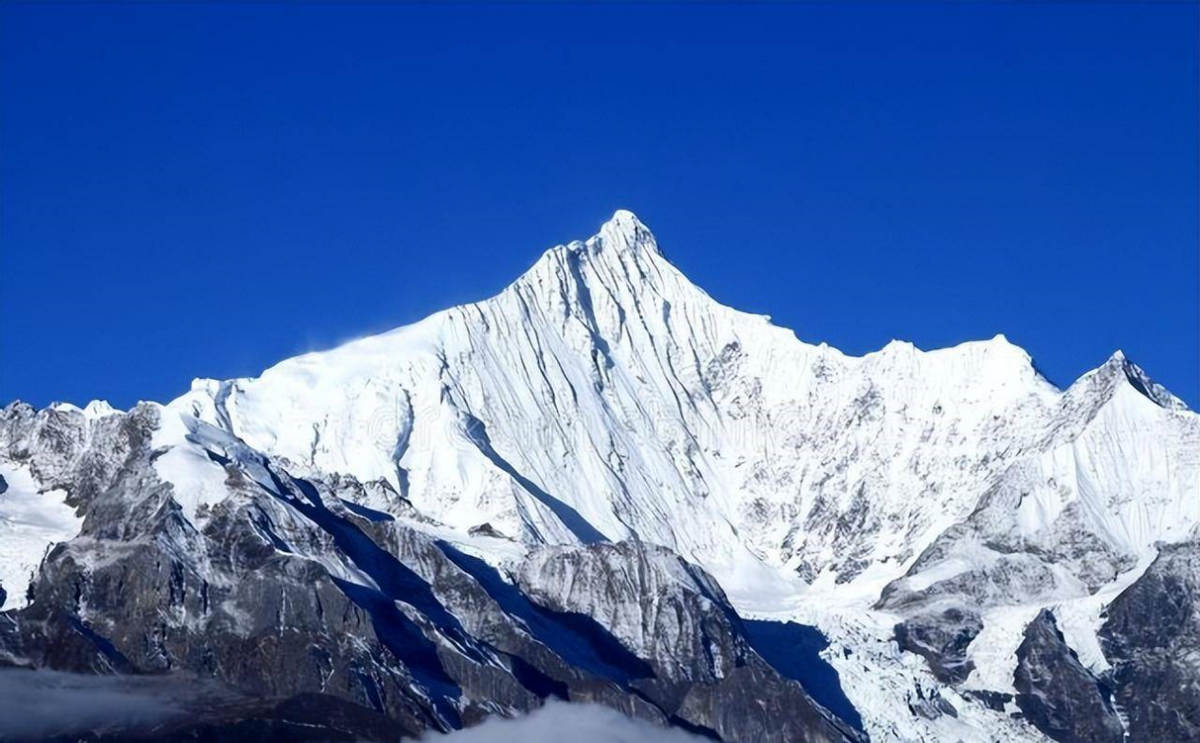 云南最著名的5大名山,海拔6740米横跨云南西藏,为云南第一高峰_梅里