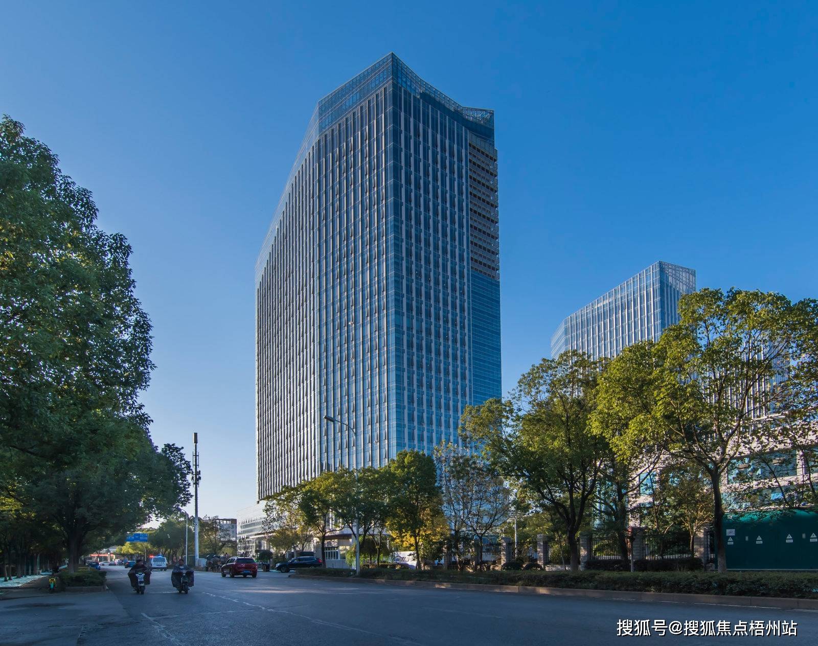武汉光谷企业天地建筑面积180000平方米,高达81层,是武汉市内高的写字