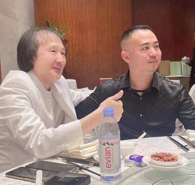随身带五个保镖,秃顶严重显消瘦_网友_历史_关系