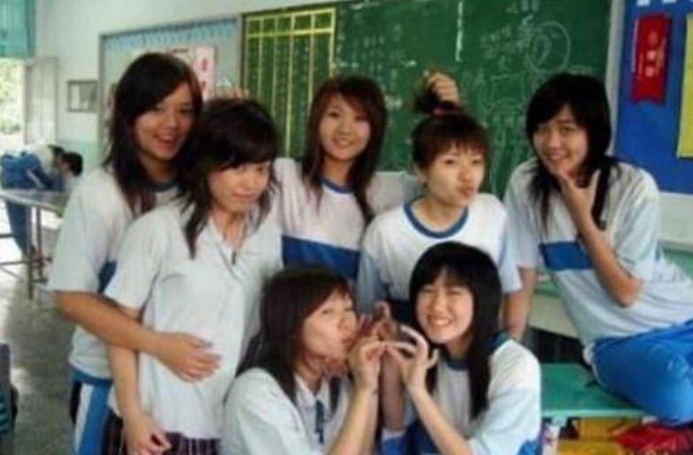 女高中生因失恋想轻生,因怕"孤单",拉6名室友喝农药_刘珊珊_孙亚宇