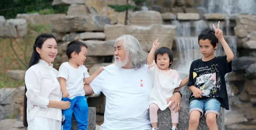 张纪中娶了几个老婆生了几个娃?